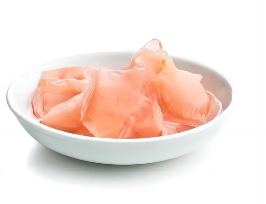 Słodki, pikantny, świeży japoński marynowany imbir w plasterkach i paskach do produktu Sushi
